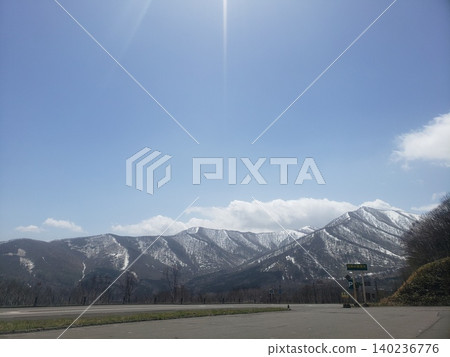初夏時節從山腳下眺望北大雪山 初夏時節從山腳下眺望北大雪山 140236776