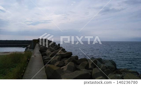北海道無盡的筆直公路和遠處綿延的山脈。 北海道無盡的筆直公路和遠處綿延的山脈。 140236780