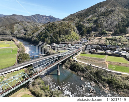 [Aerial view] Mishima, the largest sandbar in the Shimanto River, and a group of submersible bridges (Kochi Prefecture) 140237349