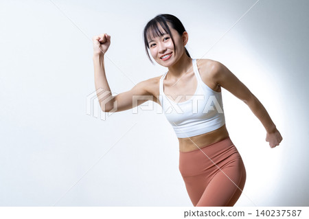 年輕女性跑步和進行肌力訓練,從健身房、瑜珈、運動、苗條身材、飲食開始。 年輕女性跑步和進行肌力訓練,從健身房、瑜珈、運動、苗條身材、飲食開始。 140237587