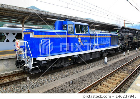 為南會津鳴笛吧…SL大機土津號列車C11325+DE101109正在認真進行試運行。 為南會津鳴笛吧…SL大機土津號列車C11325+DE101109正在認真進行試運行。 140237943