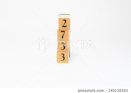 用木塊拼成的四位數 140238383