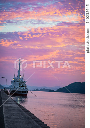 A beautiful harbor scene bathed in the morning light, Nagato City, Yamaguchi Prefecture A beautiful harbor scene bathed in the morning light, Nagato City, Yamaguchi Prefecture 140238645