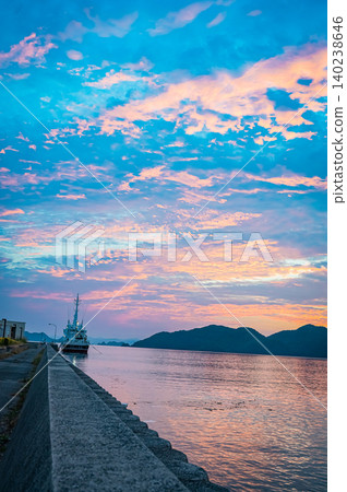 A beautiful harbor scene bathed in the morning light, Nagato City, Yamaguchi Prefecture A beautiful harbor scene bathed in the morning light, Nagato City, Yamaguchi Prefecture 140238646