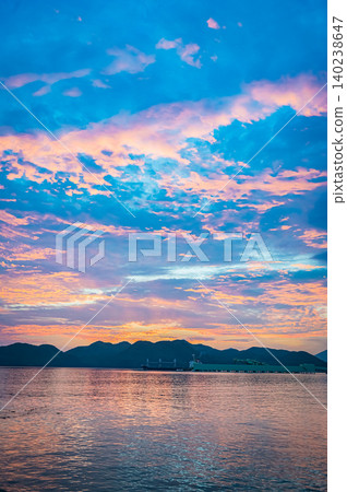 清晨的陽光灑在美麗的港口景色上,這裡是山口縣長門市。 清晨的陽光灑在美麗的港口景色上,這裡是山口縣長門市。 140238647