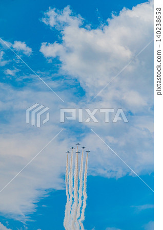 藍色脈衝特技飛行表演隊在神富良野駐軍的湛藍天空下進行編隊飛行。 藍色脈衝特技飛行表演隊在神富良野駐軍的湛藍天空下進行編隊飛行。 140238658