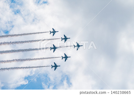 藍色脈衝特技飛行表演隊在神富良野駐軍的湛藍天空下進行編隊飛行。 藍色脈衝特技飛行表演隊在神富良野駐軍的湛藍天空下進行編隊飛行。 140238665