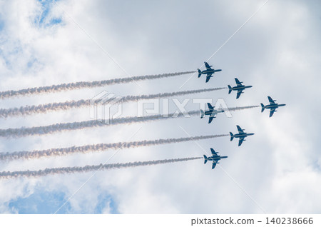 藍色脈衝特技飛行表演隊在神富良野駐軍的湛藍天空下進行編隊飛行。 藍色脈衝特技飛行表演隊在神富良野駐軍的湛藍天空下進行編隊飛行。 140238666