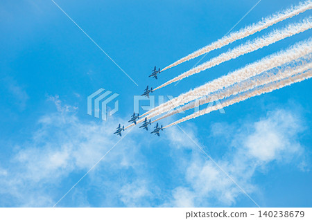 藍色脈衝特技飛行表演隊在神富良野駐軍的湛藍天空下進行編隊飛行。 140238679