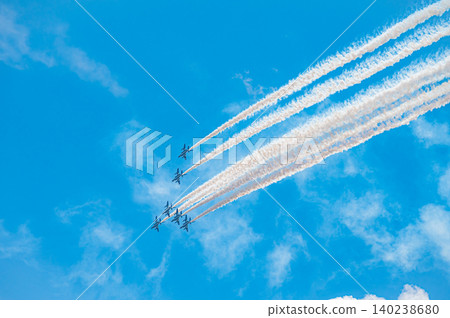 藍色脈衝特技飛行表演隊在神富良野駐軍的湛藍天空下進行編隊飛行。 藍色脈衝特技飛行表演隊在神富良野駐軍的湛藍天空下進行編隊飛行。 140238680