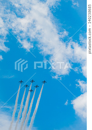 藍色脈衝特技飛行表演隊在神富良野駐軍的湛藍天空下進行編隊飛行。 藍色脈衝特技飛行表演隊在神富良野駐軍的湛藍天空下進行編隊飛行。 140238685