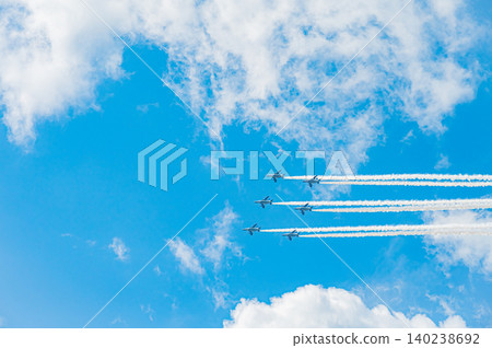 藍色脈衝特技飛行表演隊在神富良野駐軍的湛藍天空下進行編隊飛行。 藍色脈衝特技飛行表演隊在神富良野駐軍的湛藍天空下進行編隊飛行。 140238692