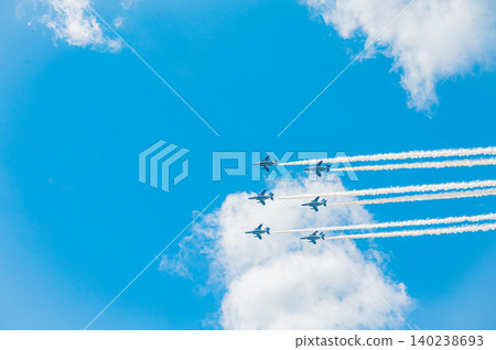 藍色脈衝特技飛行表演隊在神富良野駐軍的湛藍天空下進行編隊飛行。 藍色脈衝特技飛行表演隊在神富良野駐軍的湛藍天空下進行編隊飛行。 140238693
