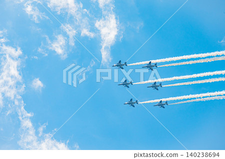 藍色脈衝特技飛行表演隊在神富良野駐軍的湛藍天空下進行編隊飛行。 藍色脈衝特技飛行表演隊在神富良野駐軍的湛藍天空下進行編隊飛行。 140238694