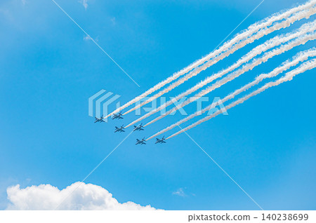 藍色脈衝特技飛行表演隊在神富良野駐軍的湛藍天空下進行編隊飛行。 藍色脈衝特技飛行表演隊在神富良野駐軍的湛藍天空下進行編隊飛行。 140238699