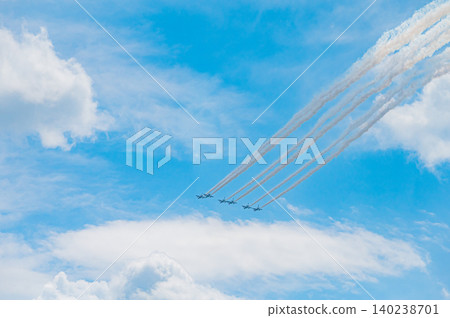 藍色脈衝特技飛行表演隊在神富良野駐軍的湛藍天空下進行編隊飛行。 藍色脈衝特技飛行表演隊在神富良野駐軍的湛藍天空下進行編隊飛行。 140238701