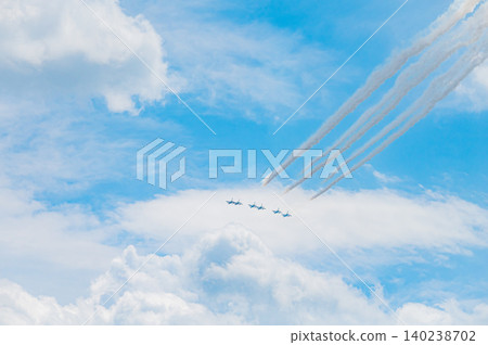 藍色脈衝特技飛行表演隊在神富良野駐軍的湛藍天空下進行編隊飛行。 藍色脈衝特技飛行表演隊在神富良野駐軍的湛藍天空下進行編隊飛行。 140238702