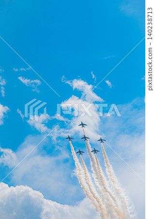 藍色脈衝特技飛行表演隊在神富良野駐軍的湛藍天空下進行編隊飛行。 藍色脈衝特技飛行表演隊在神富良野駐軍的湛藍天空下進行編隊飛行。 140238713
