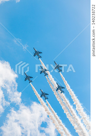 藍色脈衝特技飛行表演隊在神富良野駐軍的湛藍天空下進行編隊飛行。 藍色脈衝特技飛行表演隊在神富良野駐軍的湛藍天空下進行編隊飛行。 140238722