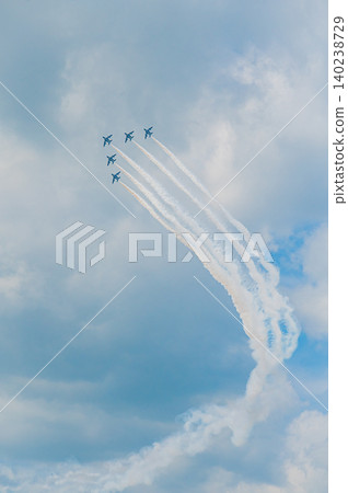 藍色脈衝特技飛行表演隊在神富良野駐軍的湛藍天空下進行編隊飛行。 藍色脈衝特技飛行表演隊在神富良野駐軍的湛藍天空下進行編隊飛行。 140238729