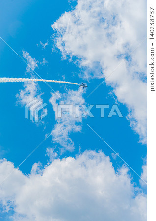 藍色脈衝特技飛行表演隊在神富良野駐軍的湛藍天空下進行編隊飛行。 藍色脈衝特技飛行表演隊在神富良野駐軍的湛藍天空下進行編隊飛行。 140238737