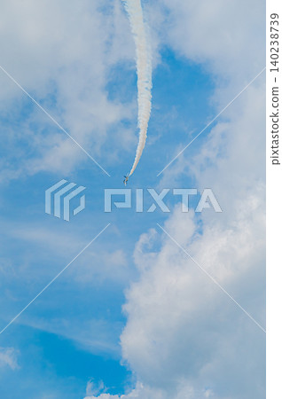 藍色脈衝特技飛行表演隊在神富良野駐軍的湛藍天空下進行編隊飛行。 藍色脈衝特技飛行表演隊在神富良野駐軍的湛藍天空下進行編隊飛行。 140238739