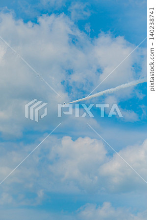 藍色脈衝特技飛行表演隊在神富良野駐軍的湛藍天空下進行編隊飛行。 藍色脈衝特技飛行表演隊在神富良野駐軍的湛藍天空下進行編隊飛行。 140238741