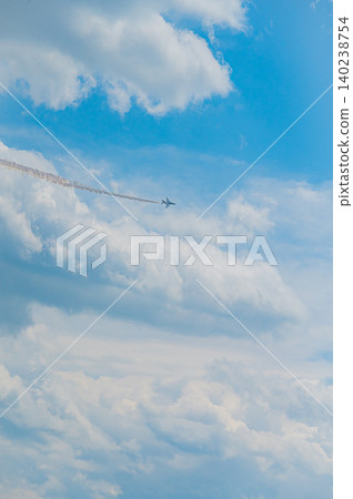 藍色脈衝特技飛行表演隊在神富良野駐軍的湛藍天空下進行編隊飛行。 140238754