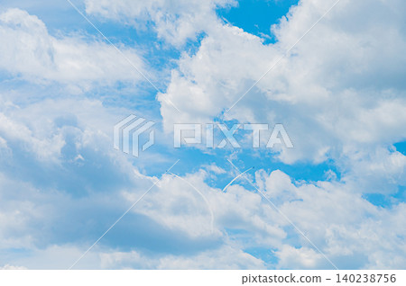藍色脈衝特技飛行表演隊在神富良野駐軍的湛藍天空下進行編隊飛行。 藍色脈衝特技飛行表演隊在神富良野駐軍的湛藍天空下進行編隊飛行。 140238756