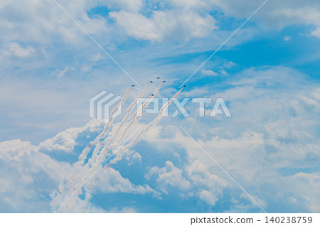 藍色脈衝特技飛行表演隊在神富良野駐軍的湛藍天空下進行編隊飛行。 藍色脈衝特技飛行表演隊在神富良野駐軍的湛藍天空下進行編隊飛行。 140238759