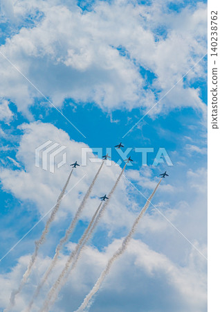 藍色脈衝特技飛行表演隊在神富良野駐軍的湛藍天空下進行編隊飛行。 藍色脈衝特技飛行表演隊在神富良野駐軍的湛藍天空下進行編隊飛行。 140238762