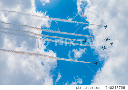 藍色脈衝特技飛行表演隊在神富良野駐軍的湛藍天空下進行編隊飛行。 藍色脈衝特技飛行表演隊在神富良野駐軍的湛藍天空下進行編隊飛行。 140238766