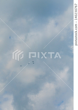 藍色脈衝特技飛行表演隊在神富良野駐軍的湛藍天空下進行編隊飛行。 藍色脈衝特技飛行表演隊在神富良野駐軍的湛藍天空下進行編隊飛行。 140238767