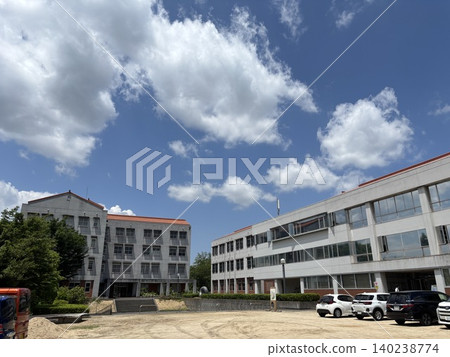 白雲藍天下,白樓林立 白雲藍天下,白樓林立 140238774