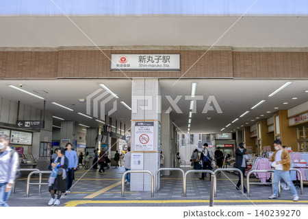 神奈川縣川崎市的城市景觀：新丸子站入口 140239270