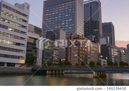 黃昏時分，商業區和堂島川上的大橋，燈光開始亮起。 140239438