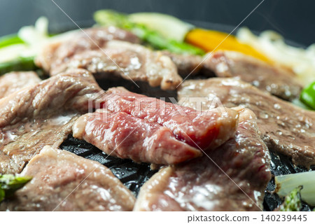 北海道特色菜「神之烤肉」:將羊肉和蔬菜放在特製的平底鍋中烤製。 北海道特色菜「神之烤肉」:將羊肉和蔬菜放在特製的平底鍋中烤製。 140239445