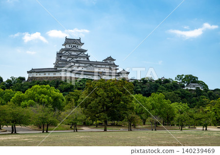 Hyogo Prefecture / The World Heritage site Himeji Castle in autumn, with its beautiful contrast of blue sky, green and white Hyogo Prefecture / The World Heritage site Himeji Castle in autumn, with its beautiful contrast of blue sky, green and white 140239469
