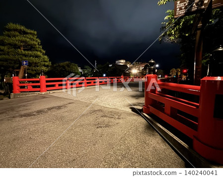 紅色欄桿和橋樑,中橋,高山市 紅色欄桿和橋樑,中橋,高山市 140240041