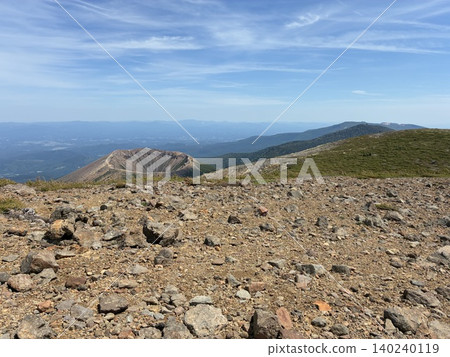 A spectacular view of the crater and blue sky from near the summit of Mt. Issaikyo in early summer. A spectacular view of the crater and blue sky from near the summit of Mt. Issaikyo in early summer. 140240119