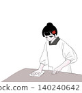 一位身穿廚師圍裙的女士正在擦拭桌子——這是餐廳清潔的畫面。 140240642