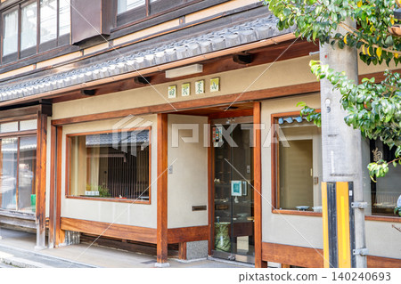 Kyoto, Higashiyama Gojo-zaka, next to the Kawai Kanjiro Memorial Museum: Kiyomizu-yaki pottery, art restaurant and ceramics, Tamura Raizan Kyoto, Higashiyama Gojo-zaka, next to the Kawai Kanjiro Memorial Museum: Kiyomizu-yaki pottery, art restaurant and ceramics, Tamura Raizan 140240693