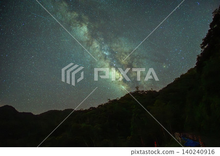 屋久島的銀河星空景觀,神靈居住之地(夏季) 屋久島的銀河星空景觀,神靈居住之地(夏季) 140240916