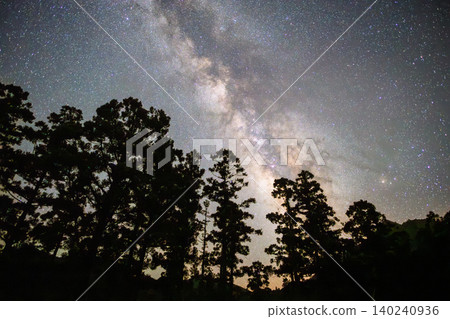 屋久島的銀河星空景觀,神靈居住之地(夏季) 屋久島的銀河星空景觀,神靈居住之地(夏季) 140240936