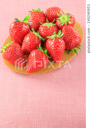 Sweet ripe strawberries 140240953