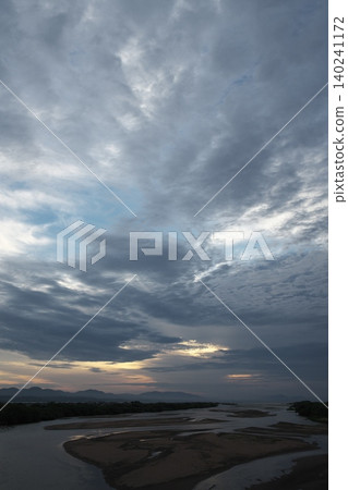 日本雨季的天空開始顯現出惡劣天氣的跡象。 日本雨季的天空開始顯現出惡劣天氣的跡象。 140241172
