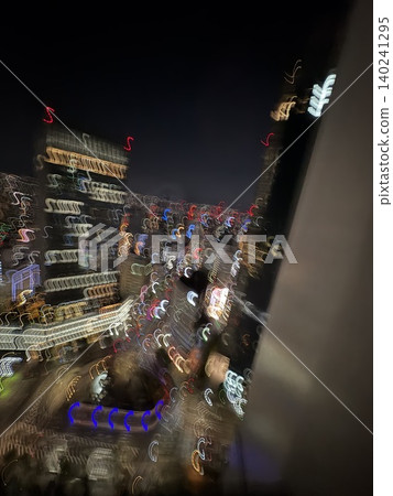 模糊的城市夜景和拖曳的光跡營造出一種奇幻的科幻街景。 模糊的城市夜景和拖曳的光跡營造出一種奇幻的科幻街景。 140241295