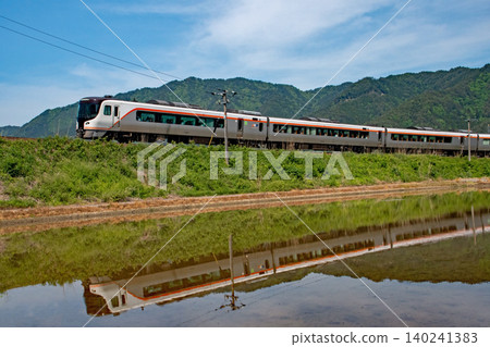The Hida Express (HC85 series) runs through Hida Ichinomiya, surrounded by fresh greenery under clear skies. The Hida Express (HC85 series) runs through Hida Ichinomiya, surrounded by fresh greenery under clear skies. 140241383