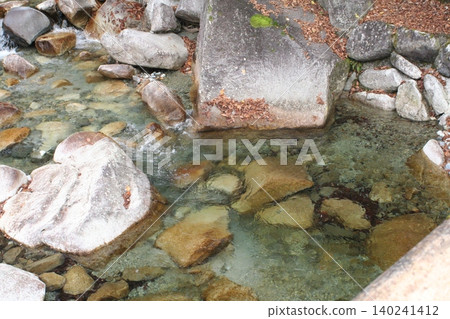 一條美麗的河流蜿蜒流經湯森谷。 一條美麗的河流蜿蜒流經湯森谷。 140241412