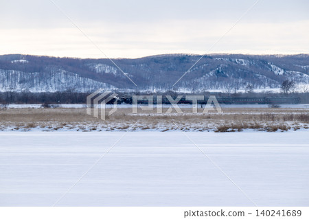 The SL Winter Marshland Train runs through the Kushiro Marshland in winter. 140241689